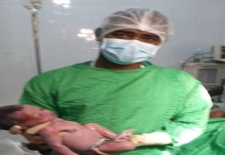 Le 1er bébé né par césarienne au bloc opératoire dans les bras du Médecin SOU