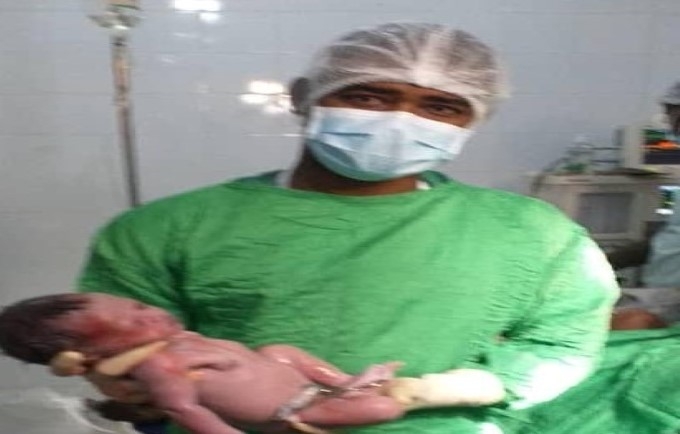 Le 1er bébé né par césarienne au bloc opératoire dans les bras du Médecin SOU
