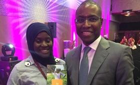 Le Ministre de l'Economie, du Plan et de la Coopération avec la Présidente du Club de Jeunes filles au Sommet de Nairobi