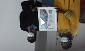 La Coordonnatrice nationale de PPJ, Mme Coura Gaam Diouf remettant à Mme la RR, Cécile Compaoré Z, un tableau magnifiant le travail de UNFPA, le 9/02/2021, Salle Almadie 1 (photo UNFPA Senegal)