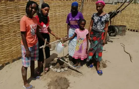 Les jeunes filles installent des points de lavage dans les villages pour lutter contre le COVID 19